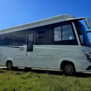 Queen Elizabeth – Luxus auf Rädern: Dein rollendes Fünf-Sterne-Erlebnis mit MioCamper | Wohnmobile mieten in Berlin bei MioCamper.de