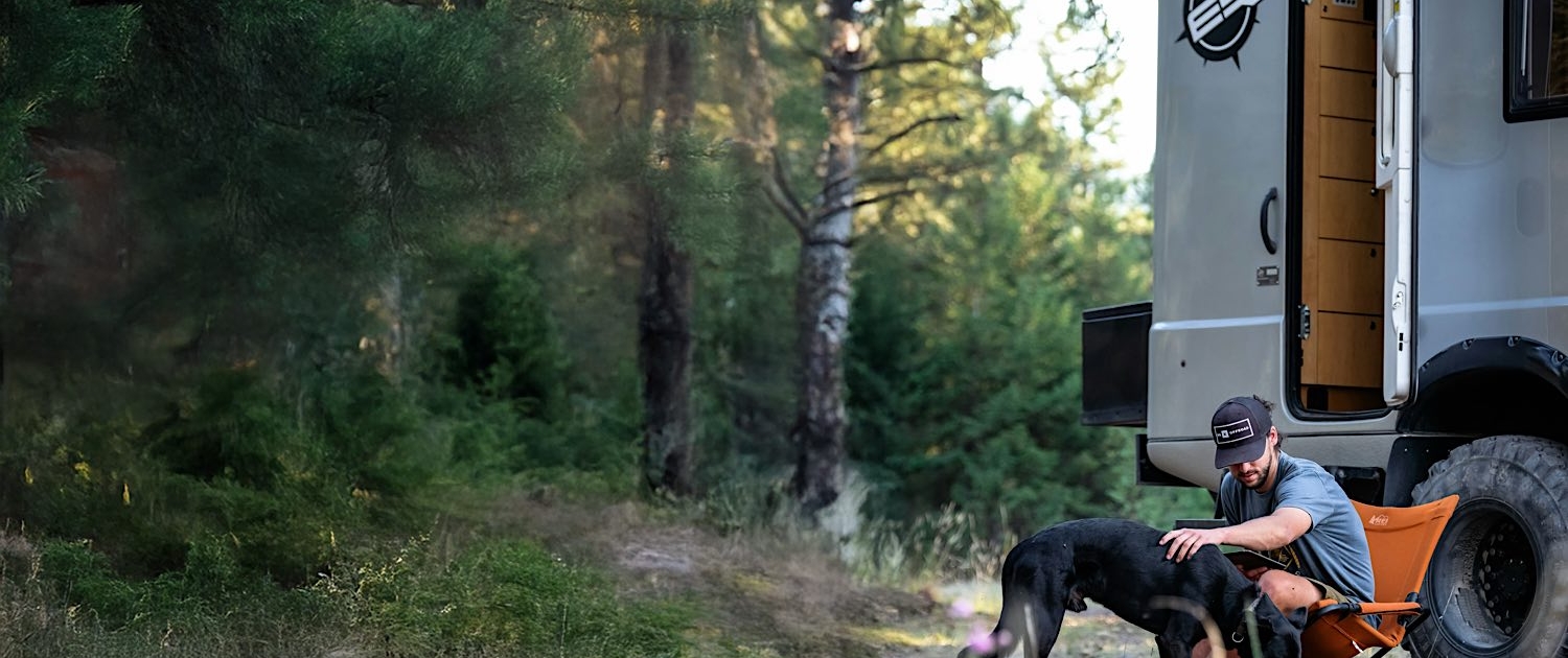 Camping mit Hund: Freiheit auf vier Pfoten – und vier Rädern! Jetzt Camper mieten! | Wohnmobile mieten in Berlin bei MioCamper.de