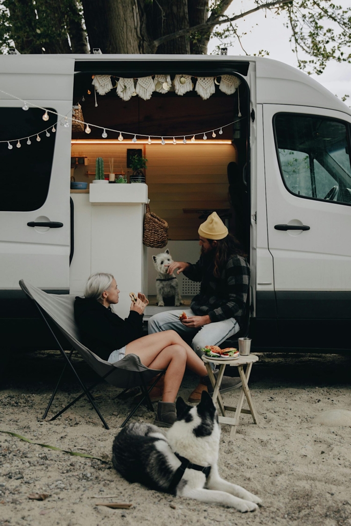 Camping mit Hund: Freiheit auf vier Pfoten – und vier Rädern! Jetzt Camper mieten! | Wohnmobile mieten in Berlin bei MioCamper.de