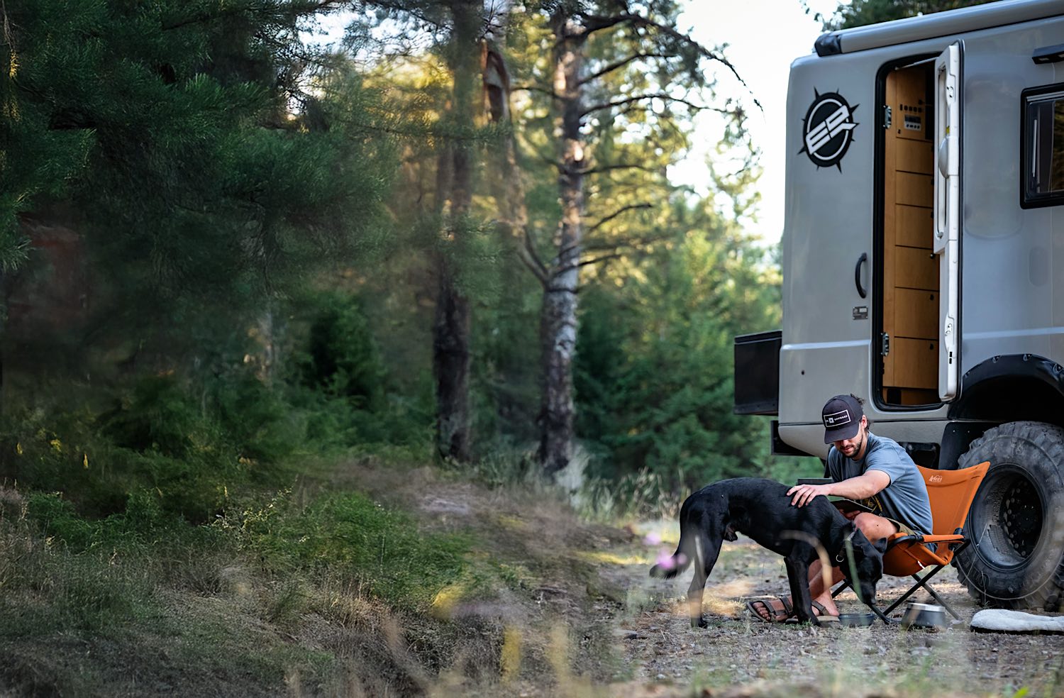 Camping mit Hund: Freiheit auf vier Pfoten – und vier Rädern! Jetzt Camper mieten! | Wohnmobile mieten in Berlin bei MioCamper.de